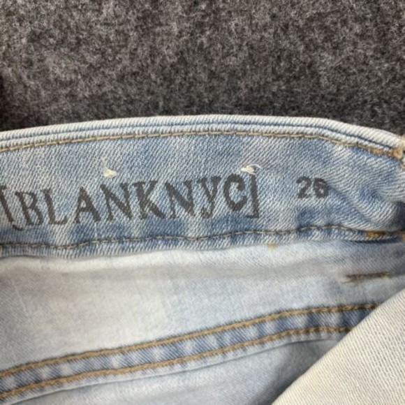 BlankNYC Shorts Women’s 26 Light Wash Raw Hem Distressed Cut Off Denim - Picture 4 of 8